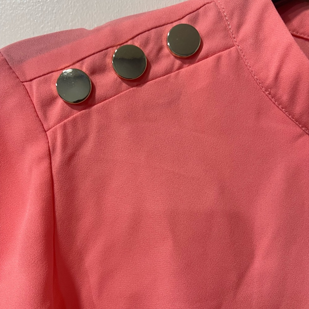 BUTTON-DETAIL KEYHOLE CUT-OUT TOP - Picture 2 of 4